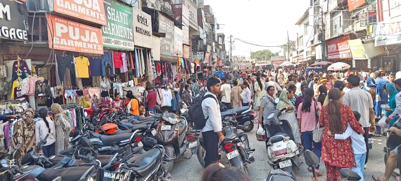 बाजार में भारी भीड़: कंजक के सामान की खरीदारी के लिए उमड़े लोग और लगा जाम