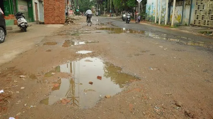 सड़कें बदहाल: तय समयसीमा में गड्ढामुक्त नहीं हो पाएंगी झांसी महानगर की सड़कें