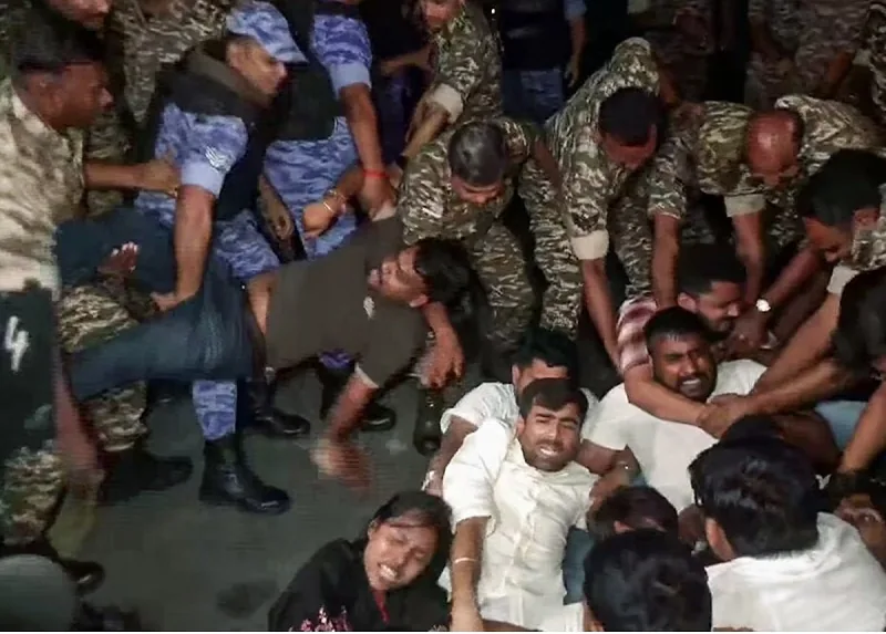 राजनीतिक हलचल: सुबह के वक्त दिल्ली पुलिस ने यूथ कांग्रेस अध्यक्ष और कार्यकर्ताओं को हिरासत में लिया