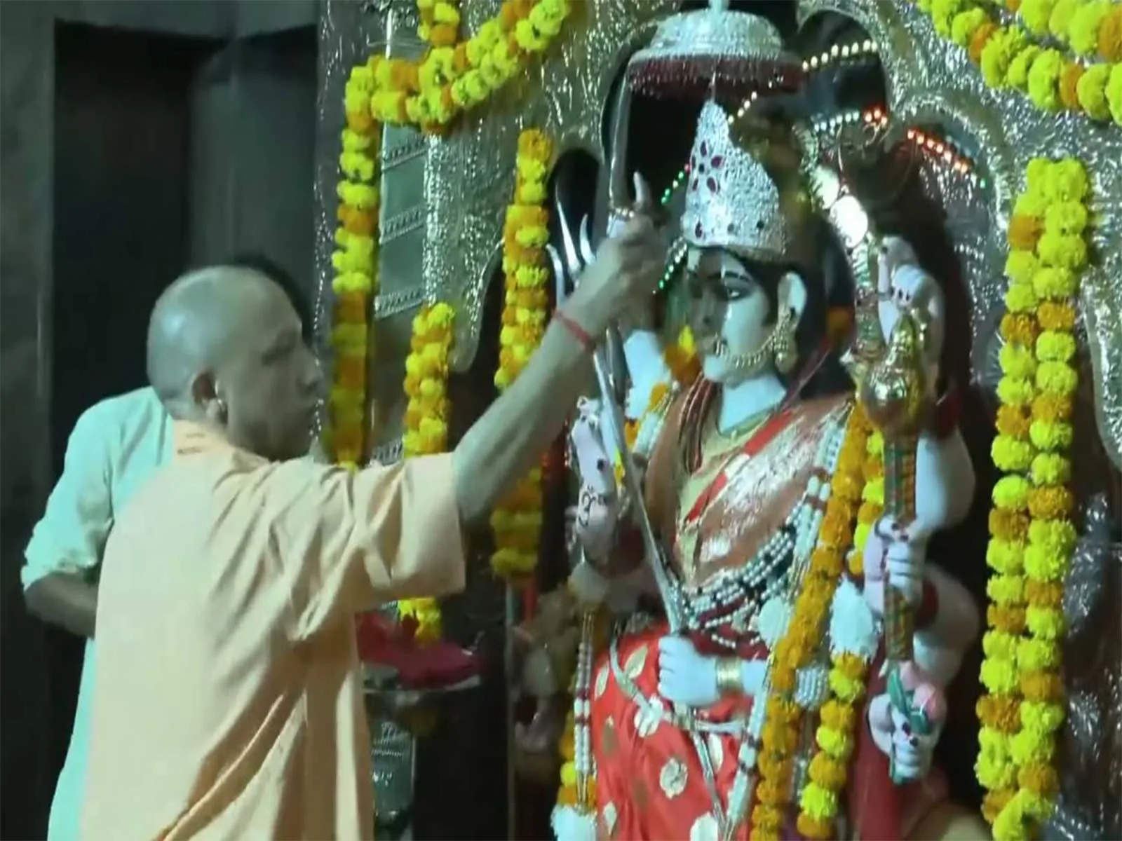 देवीपाटन दर्शन: मुख्यमंत्री योगी आदित्यनाथ ने मां पाटेश्वरी मंदिर में की पूजा-अर्चना