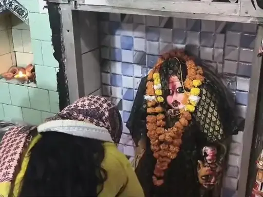 नवरात्र का उल्लास: अलीगढ़ के मंदिरों में उमड़ी भक्तों की भीड़