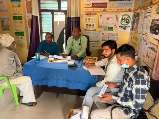 स्वास्थ्य शिविर का आयोजन: हिण्डन नदी प्रदूषण से प्रभावित मखमूलपुर में ग्रामीणों की हुई जांच