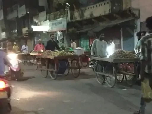 कार्रवाई: स्थानीय लोगों की शिकायत के बाद सब्जी विक्रेता ठेला लेकर भागे