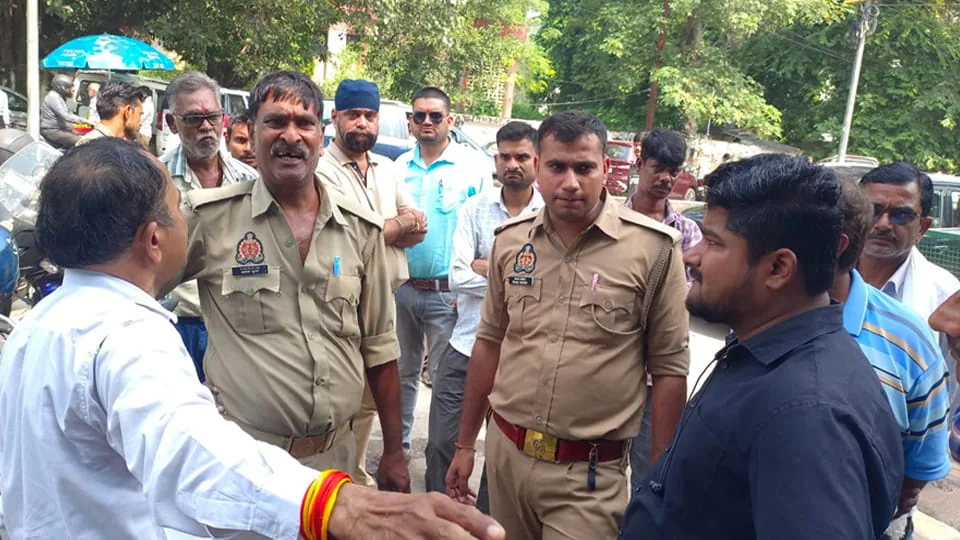 आरटीओ कार्यालय के बाहर हलचल: एसटीएफ लिखी कार देखकर दलालों में मची खलबली