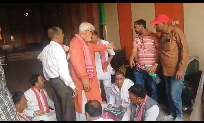 आगरा में बवाल: चुनाव आयोग घेराव की बैठक में भिड़े सपा कार्यकर्ता