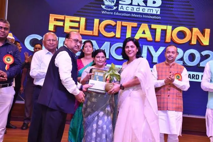 सम्मान समारोह: लखनऊ में प्रधानाध्यापिका स्नेहलता को किया गया सम्मानित