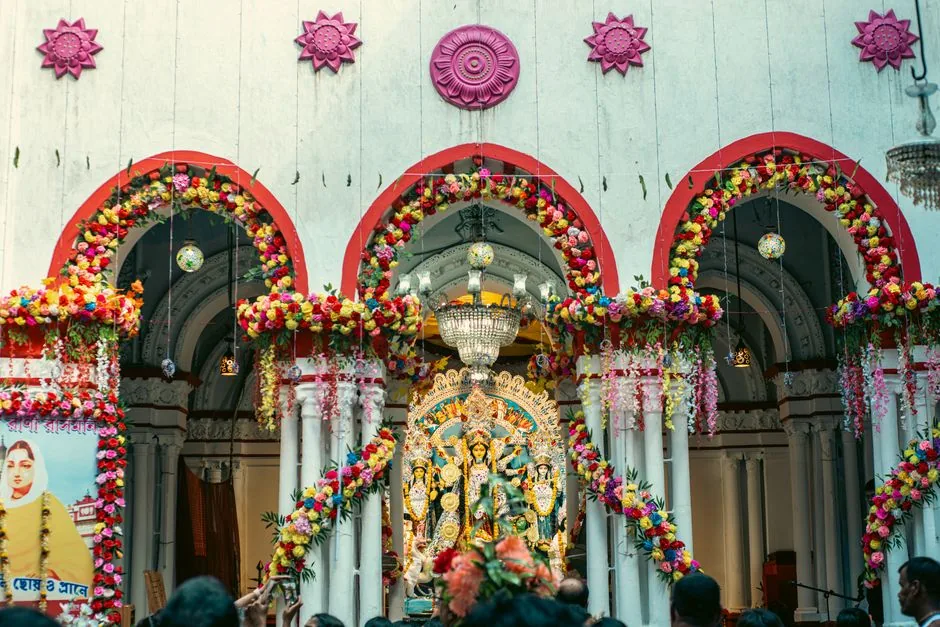 शारदीय नवरात्र की शुरुआत: त्रिपुरा सुंदरी मंदिर में आज से उत्सव, जगमगा उठा दरबार