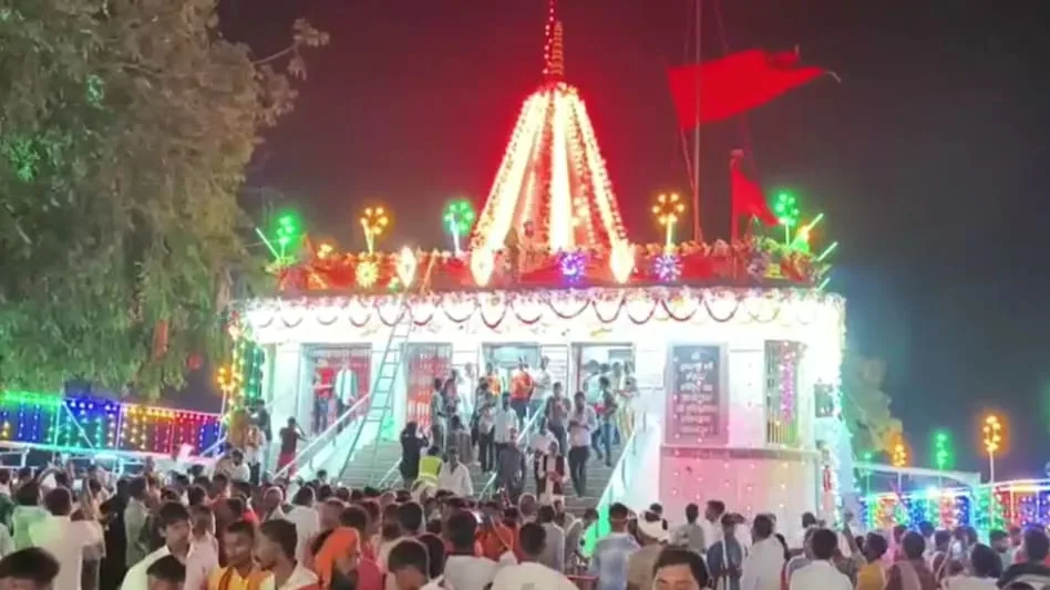 मैहर में शारदीय नवरात्रि: त्रिकूट पर्वत पर मां शारदा के दर्शन के लिए उमड़े श्रद्धालु