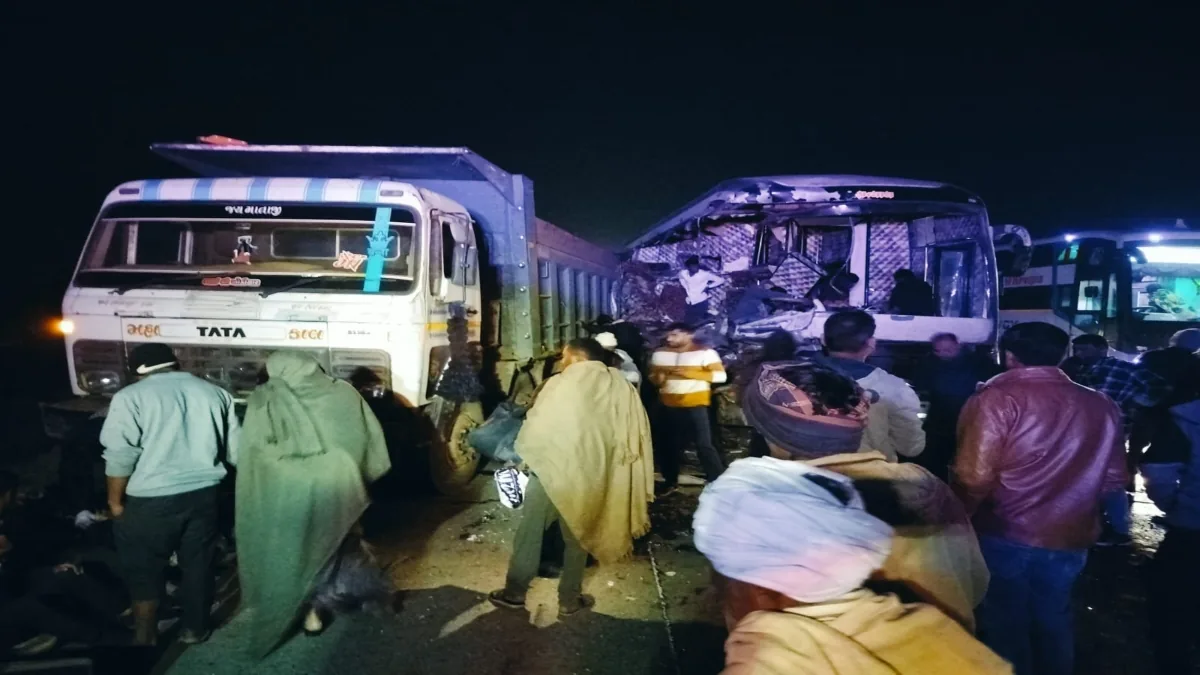 भीषण सड़क हादसा: ट्रेलर की टक्कर से बस दुर्घटनाग्रस्त, 3 श्रद्धालुओं की मौत और 7 गंभीर घायल
