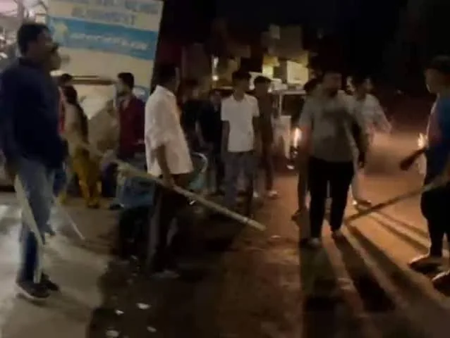 दुर्ग में खूनी संघर्ष: कार रिवर्स करने को लेकर विवाद में दो भाइयों को बंधक बनाकर पीटा