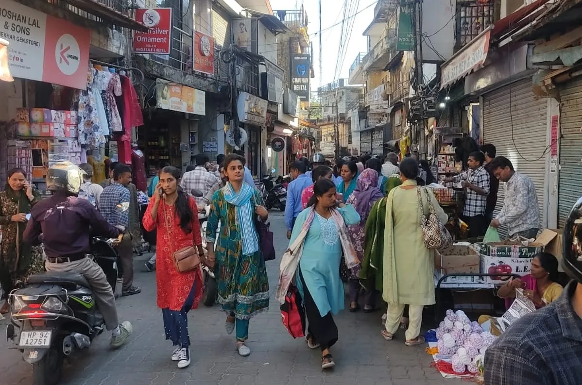 बाजारों की स्थिति: कांगड़ा में महिलाओं की भारी भीड़ और मिला-जुला कारोबार