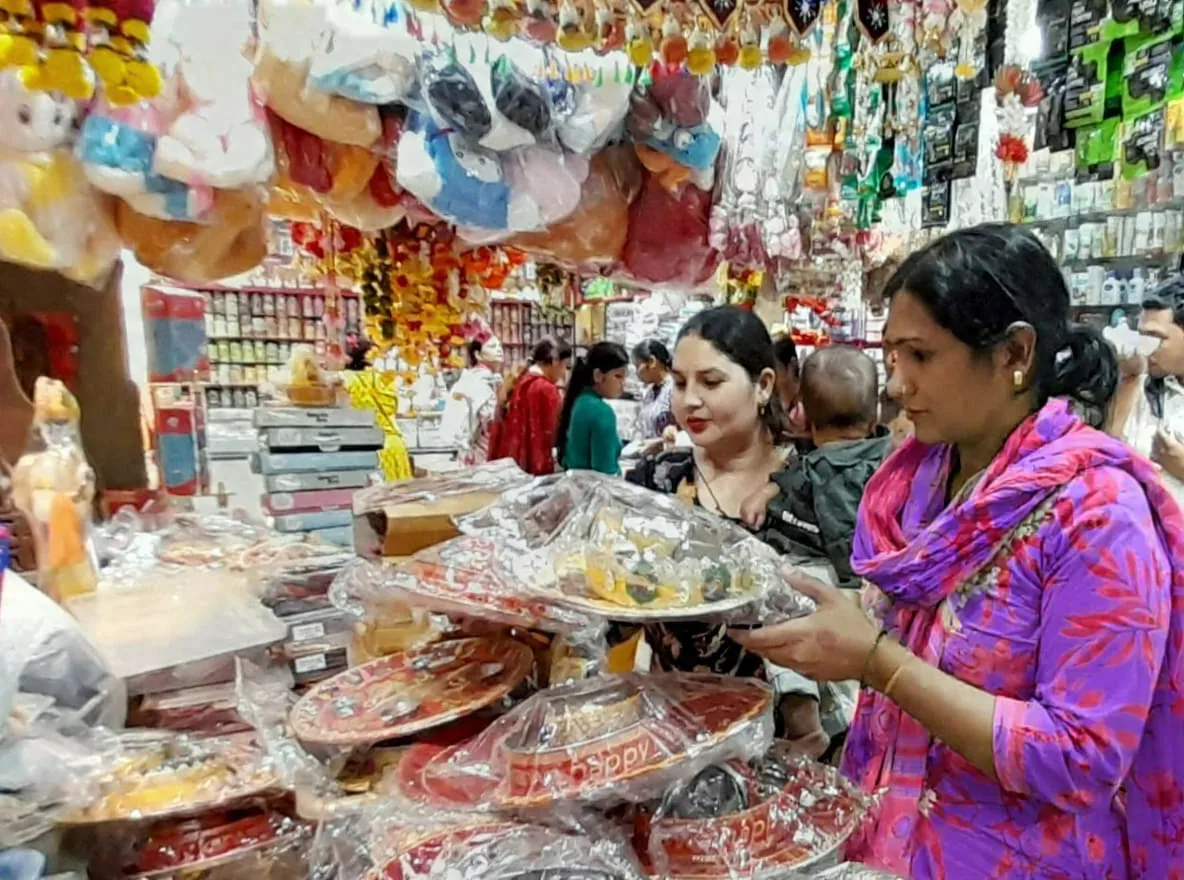 बाजार में रौनक: लखनऊ में करवा चौथ के पर्व पर बाजारों में खरीदारी का दौर
