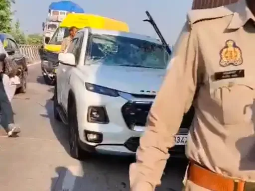 सड़क हादसा: लखनऊ-अयोध्या हाईवे पर कार और ट्रक की भीषण टक्कर, दिल्ली निवासी युवक गंभीर रूप से घायल