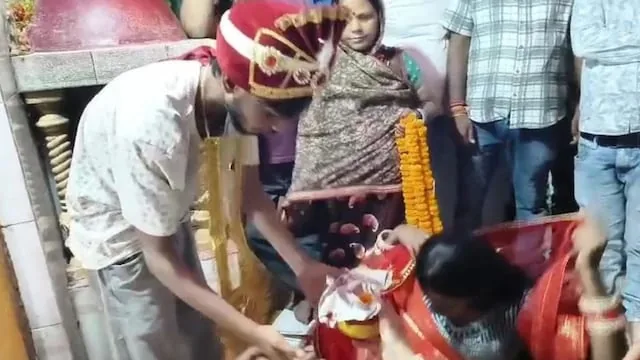 अनोखा विवाह मामला: इंस्टाग्राम की दोस्ती के बाद मंदिर में हुई आरती और देवा की शादी