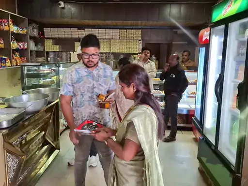 मिठाई दुकानों पर छापा: लखनऊ की टीम ने पीडीडीयू नगर में की कार्रवाई