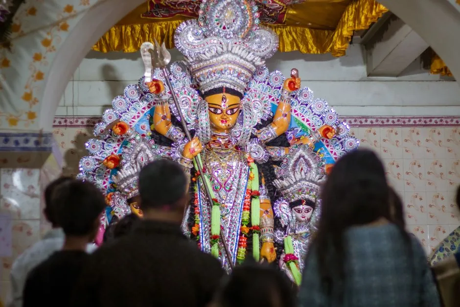 षष्ठी पूजन का उल्लास: कालीबाड़ी मंदिर में मां कात्यायनी के दर्शन के लिए उमड़ी भीड़
