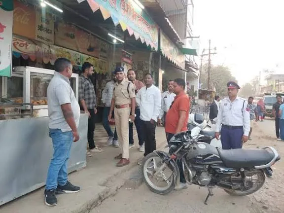 अतिक्रमण पर प्रहार: पलामू पुलिस ने मेदिनीनगर में चलाया विशेष अभियान, पचमुहान चौक से हटाए गए ठेले