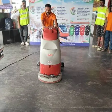स्वच्छता अभियान: गोरखपुर में रेलवे मैदान पर एक साथ सफाई का आयोजन