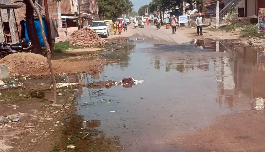 आगरा में जलभराव: नंदगवा रोड पर नाला जाम होने से सड़क पर बह रहा गंदा पानी