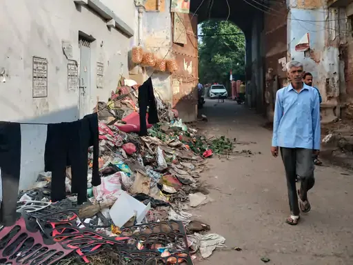 सफाई पर उठे सवाल: नवरात्र से पहले माता छिन्नमस्ता मंदिर मार्ग पर लगा कूड़े का ढेर