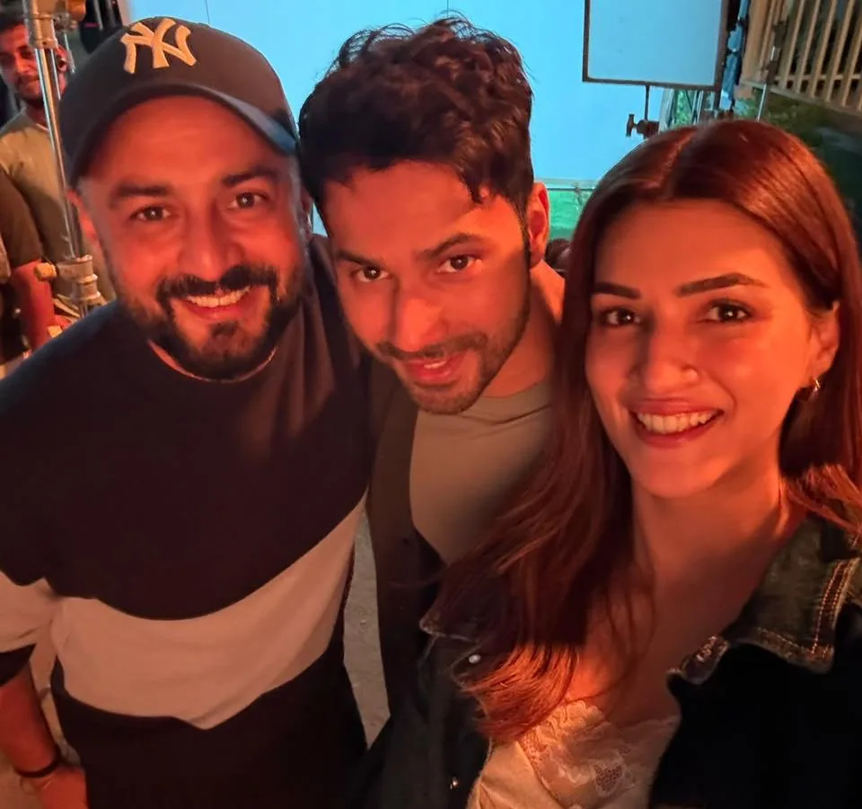 सितारों का मिलन: कृति सेनन और वरुण धवन का नया वीडियो देख फैंस ने कयास लगाए