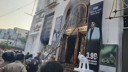 भीषण अग्निकांड: वाराणसी के महमूरगंज में स्वर्ण कला केंद्र में सुबह लगी आग, तीन घंटे की मशक्कत के बाद पाया गया काबू