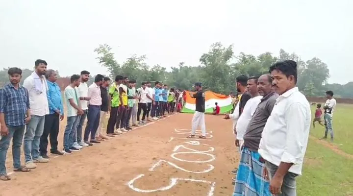 क्रिकेट टूर्नामेंट का आगाज: गांडेय के बेलाटांड़ हटिया मैदान में चैंपियन ट्रॉफी शुरू हुई