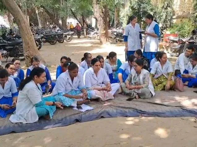 अस्पताल में प्रदर्शन: मंडलीय अस्पताल में ड्यूटी छोड़कर बैठीं नर्सें