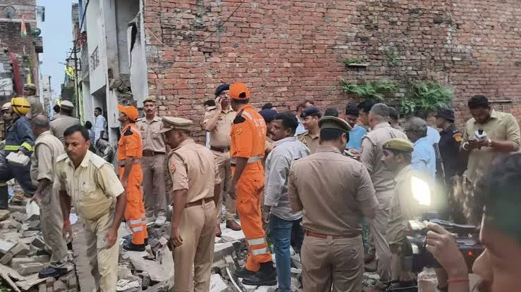 वाराणसी में भीषण हादसा: अवैध पटाखा फैक्ट्री में जोरदार विस्फोट से मकान गिरा, तीन गंभीर रूप से घायल