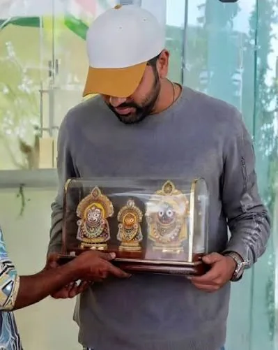 अनूठी यात्रा: हजार किलोमीटर से ज्यादा पैदल चलकर भारतीय क्रिकेटर से मिले प्रशंसक