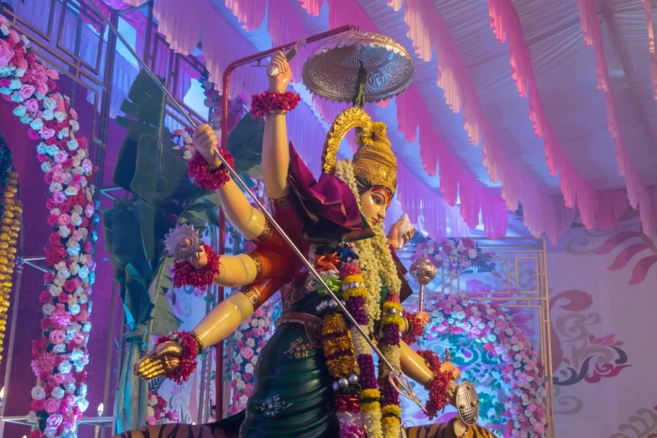 बिहटा में उत्साह: बड़ी देवी मंदिर के कपाट खुले, श्रद्धालुओं की उमड़ी भीड़