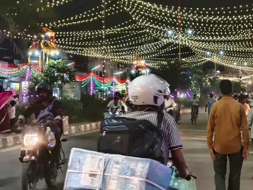 अष्टमी का उल्लास: गोरखपुर के झुंगिया चुंगी पंडाल में जुटी भारी भीड़, यातायात संभालने में जुटी पुलिस