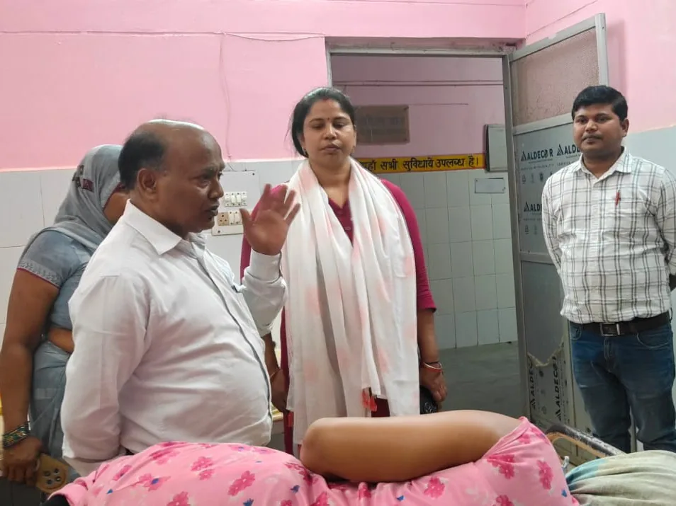 स्वास्थ्य सेवाओं का निरीक्षण: सीएमओ ने महाराजगंज के पीएचसी का किया दौरा