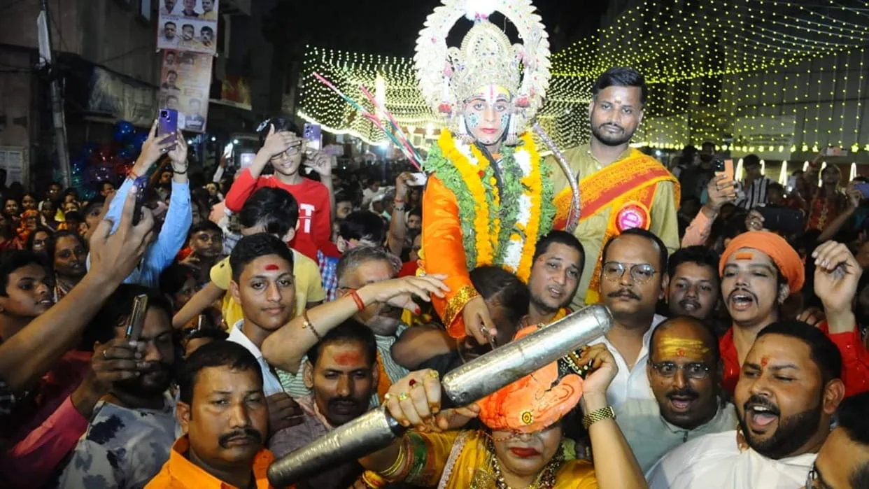 नक्कटैया मेला आयोजन: बारिश के बावजूद वाराणसी में सजी आकर्षक झांकियां और दिखे लड़ाकू विमान