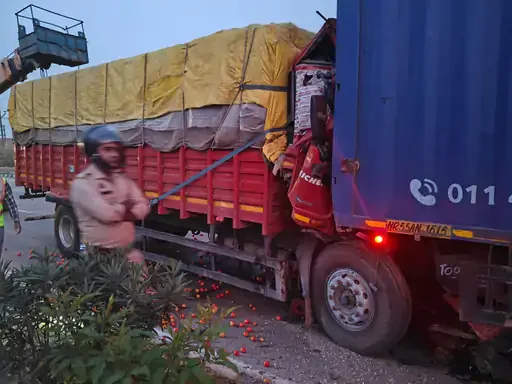 कानपुर देहात में हादसा: डीसीएम और ट्रक की टक्कर में चालक की मौत