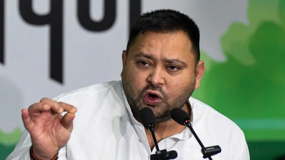 वोट चोरी का गंभीर दावा: तेजस्वी यादव ने इलेक्ट्रॉनिक वोटिंग मशीनों के बजाय मतपत्रों से चुनाव कराने की उठाई मांग