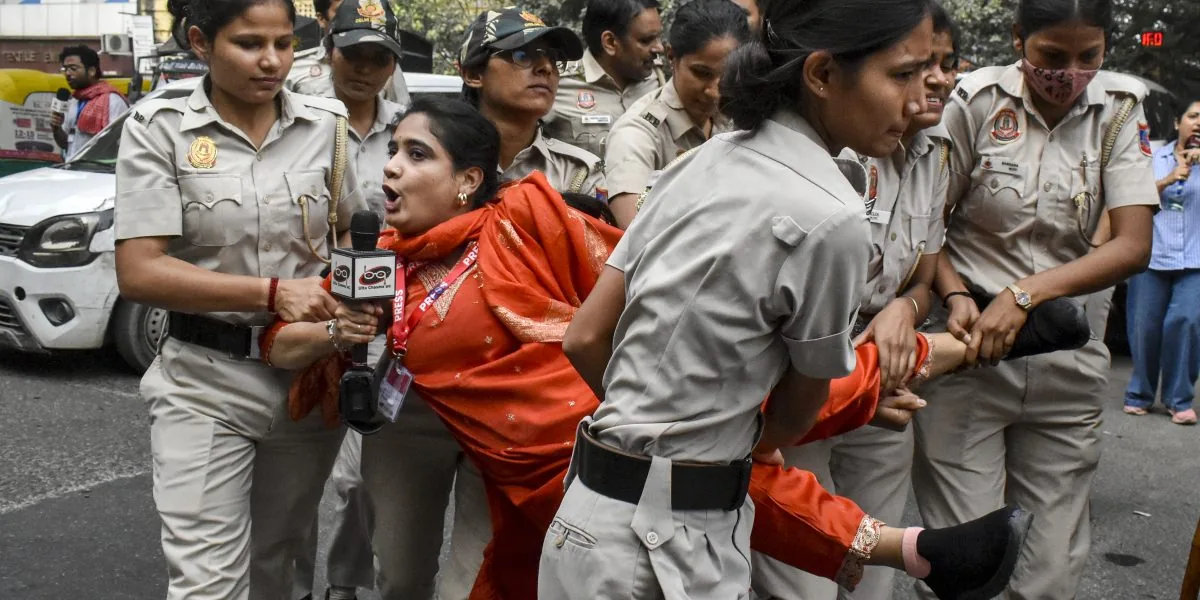 दिल्ली में बवाल: पत्रकारों पर पुलिस बर्बरता के गंभीर आरोप