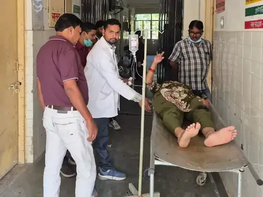 सड़क हादसा: झपकी आने से डिवाइडर से टकराई स्कूटी, घायल दंपति अस्पताल में भर्ती
