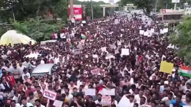 एमपीएससी परीक्षा पर बवाल: पुणे की सड़कों पर उतरे हजारों छात्र, चेयरमैन के इस्तीफे की मांग
