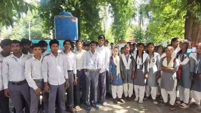 लखीमपुर खीरी: जलभराव से परेशान राजकीय इंटर कॉलेज के छात्रों ने डीएम से लगाई गुहार