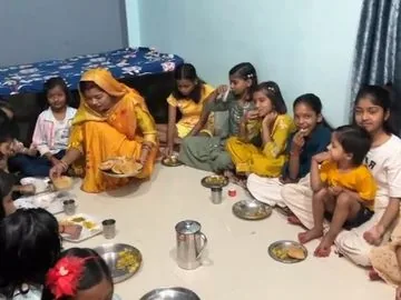 धार्मिक उत्साह: लखनऊ के नीलकेश्वर मंदिर में कन्या पूजन का आयोजन, सर्वोदय नगर में उमड़ी भारी भीड़