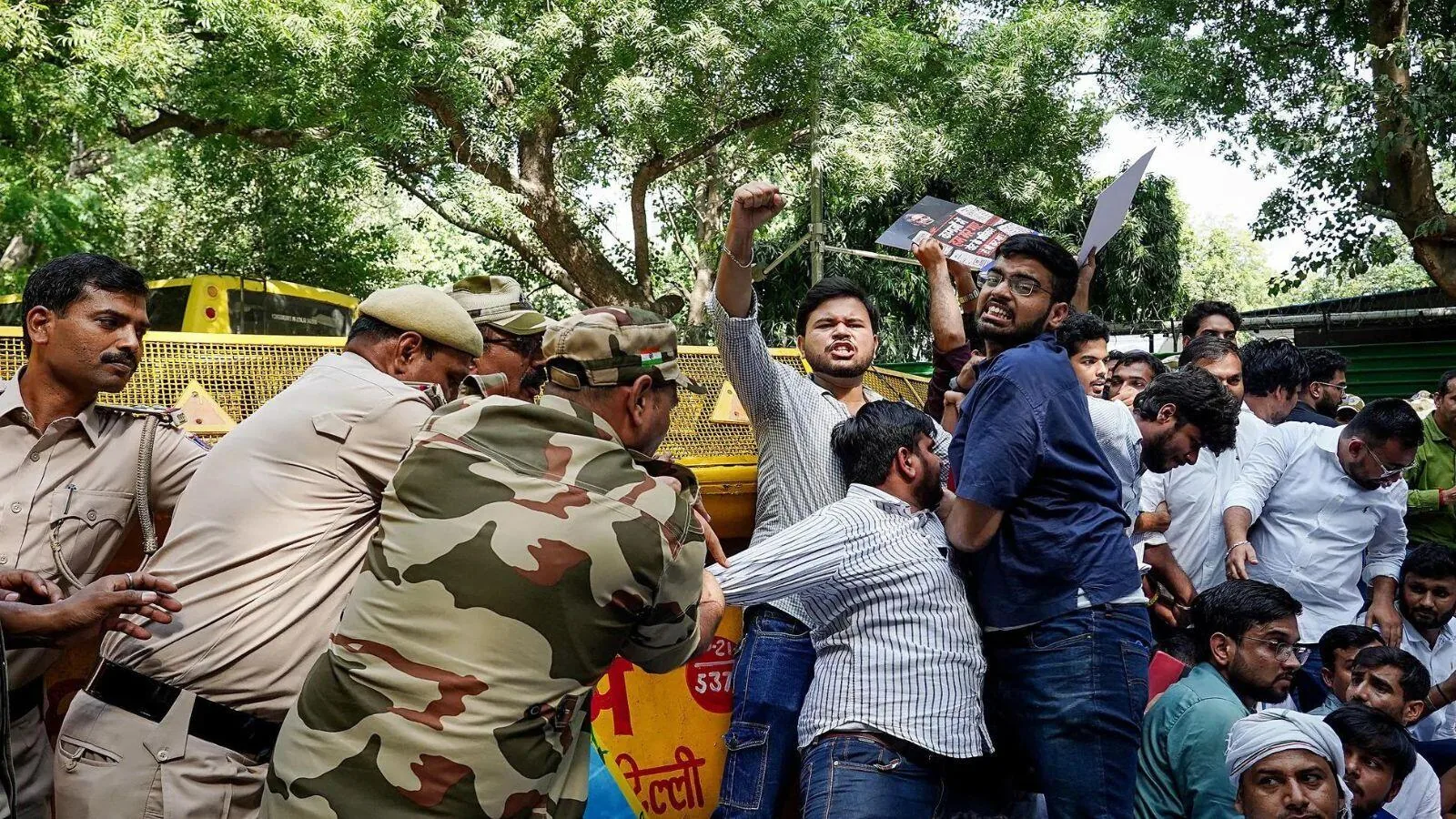 गिरफ्तारी का हंगामा: दिल्ली में एनएसयूआई कार्यकर्ताओं को पुलिस ने लिया हिरासत में