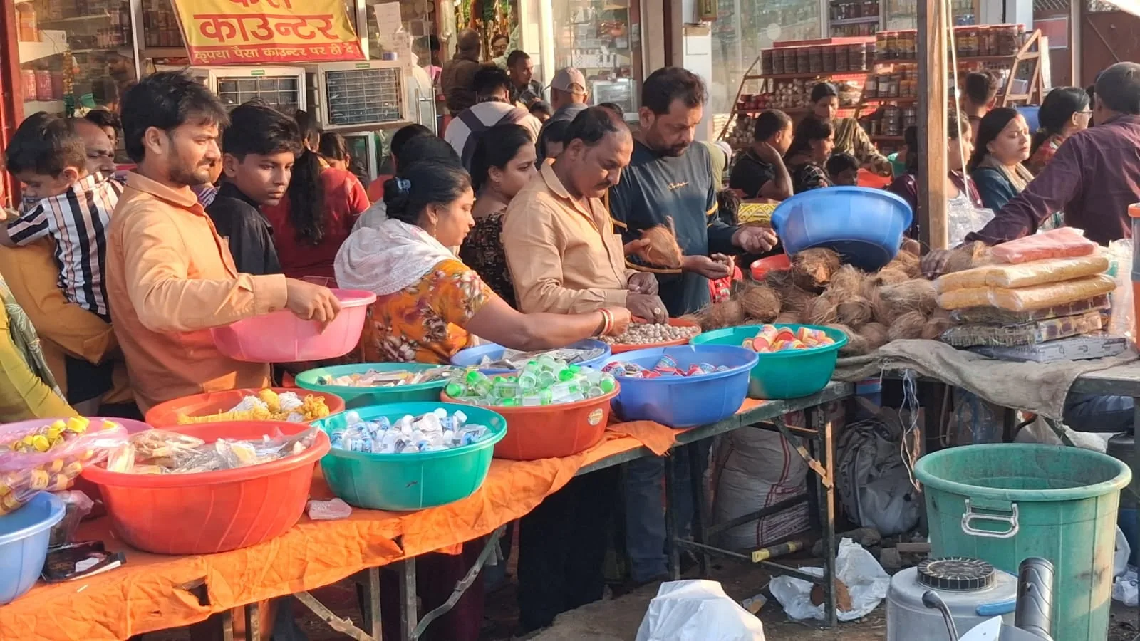 बस्ती में त्योहारी रौनक: नवरात्र के कारण बाजारों में मिट्टी के दीयों और कलश की मांग बढ़ी