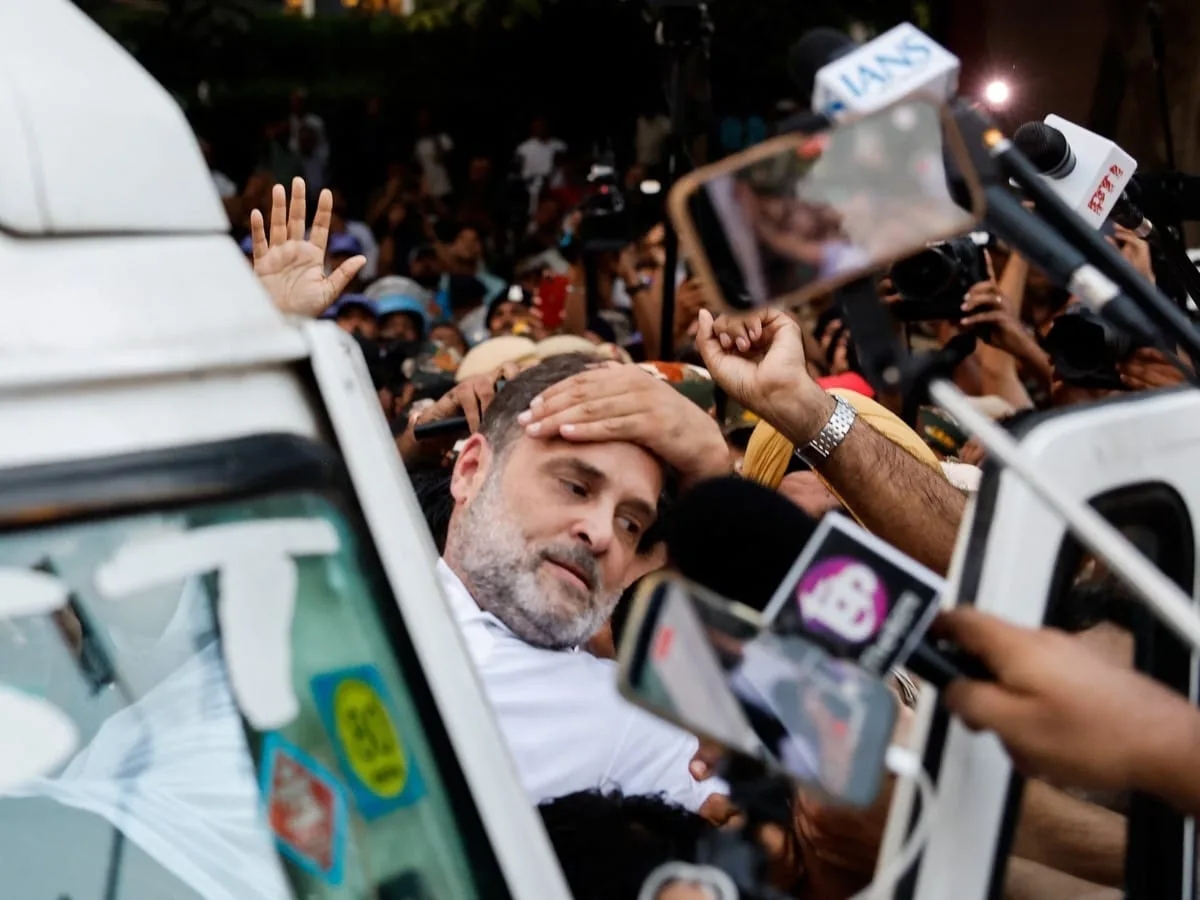 फ्लैश पॉलिटिक्स की रणनीति: राहुल गांधी के अचानक विरोध प्रदर्शनों से राजनीतिक गलियारों में हलचल