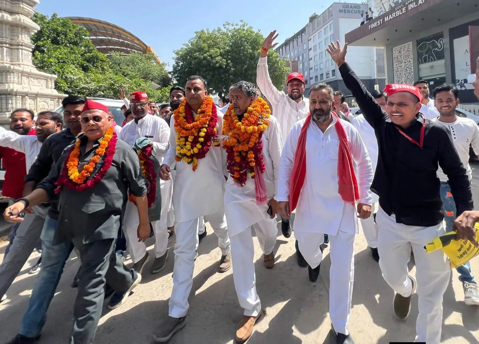 एमएलसी चुनाव: समाजवादी पार्टी के दोनों उम्मीदवारों ने आगरा में दाखिल किए पर्चे