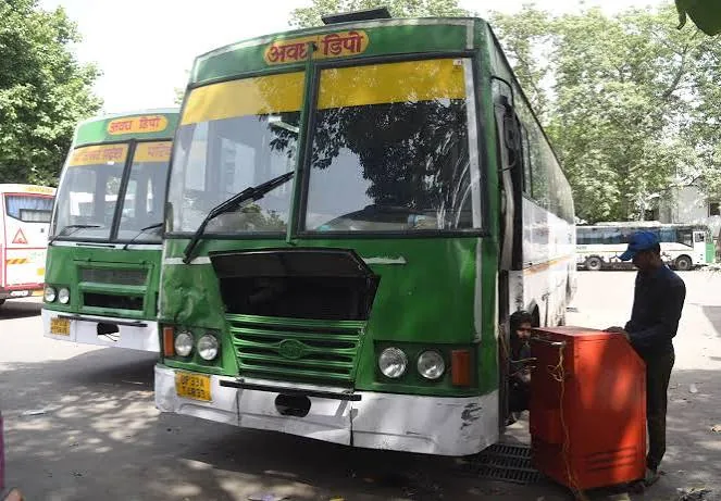 यात्री परिवहन ठप: लखनऊ में इंजन गर्म होने से रुकी रोडवेज बस