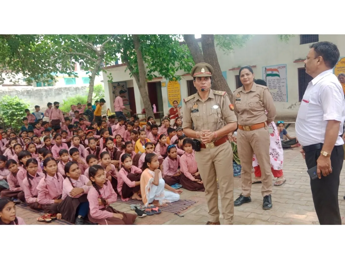जागरूकता अभियान: आगरा में मिशन शक्ति और एंटी रोमियो टीम की ओर से छात्र-छात्राओं को जानकारी दी गई