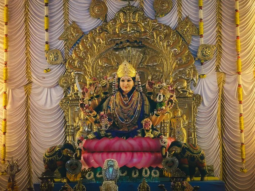 देवी मंदिरों में आराधना: 17 अक्टूबर को सुबह-शाम मां जगदंबा की विशेष पूजा