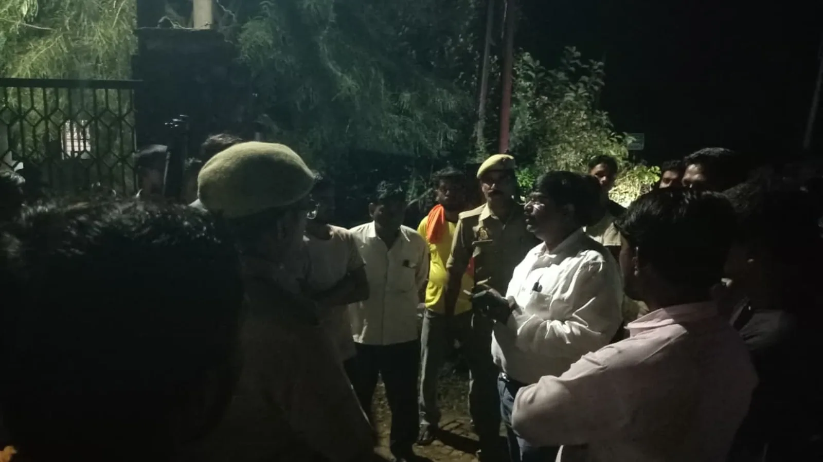 विद्युत आपूर्ति ठप: लाइनमैन की पिटाई के विरोध में चार सौ गांवों की बत्ती गुल