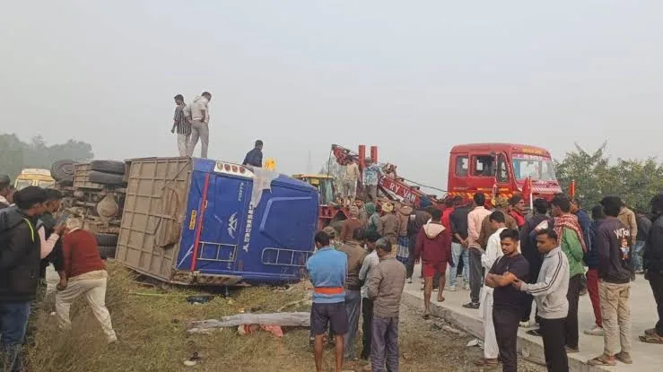 हादसा और राहत: भेलागुड़ी पुल के पास हुई दुर्घटना के बाद लोगों ने घायलों को अस्पताल पहुंचाया